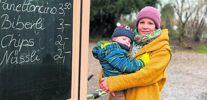 Es läuft: Katja Zeindler mit Sohn bei der Buvette «Rhybar». Fotos: Valentin Zumsteg