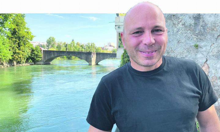 Pascal Sacher, Präsident des Wasserfahrvereins Ryburg-Möhlin. Für das Gespräch trifft sich die NFZ mit ihm am Rhein – in Rheinfelden. Im Hinblick auf das gemeinsame Eidgenössische passt das für einmal ganz gut. Foto: Ronny Wittenwiler