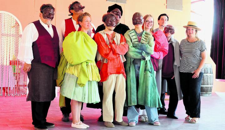 Commedia dell’Arte war eine Theaterform, bei welcher Masken getragen wurden – ausser von Frauen und jungen Männern. Auf dem Bild sieht man das zehnköpfige Ensemble des Lehrertheaters Möhlin eine Woche vor der Premiere. Fotos: Janine Tschopp