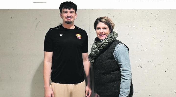 Präsidentin Sandra Herzog heisst Ardin Berisha im Steinli herzlich willkommen. Foto: zVg Präsidentin Sandra Herzog heisst Ardin Berisha im Steinli herzlich willkommen. Foto: zVg