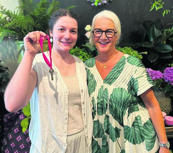Cynthia Maurer vom «BlütenMeer» hält den Ladenschlüssel, Charlotte Senn vom ehemaligen «Schöner Leben» freut es: Dem Zentrum von Frick bleibt ein Blumenfachgeschäft erhalten. Foto: zVg