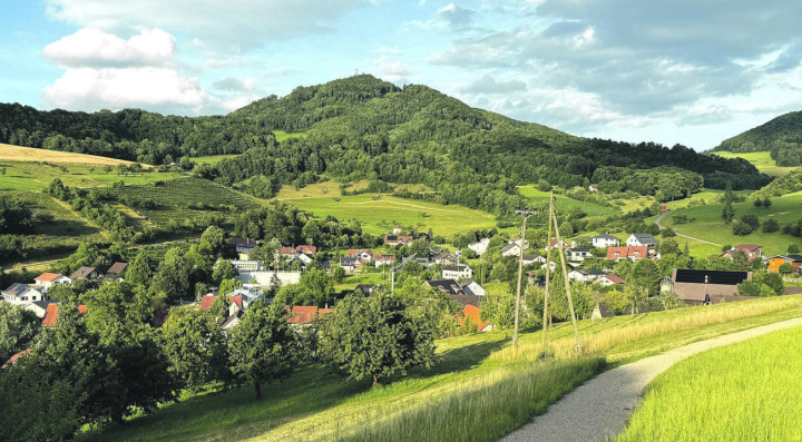 Im Benkental (im Bild Oberhof) sind die Zeiten des puren Sonnenscheins vorbei. Wie heftig der Wetterumschwung ausfällt, wird sich erst noch zeigen. Foto: Simone Rufli
