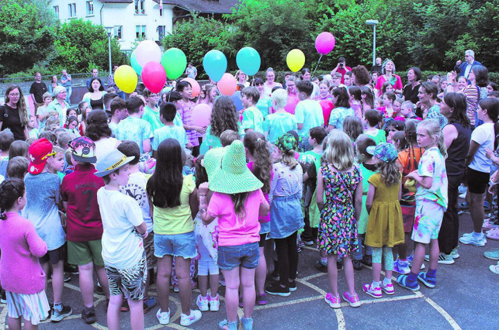 Die 6.-Klässler liessen Ballone mit ihren Wünschen steigen. Foto: Monika Hauswirth