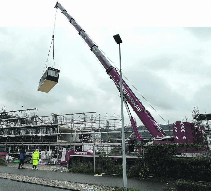 Ein tonnenschweres Modul wird mit dem Pneukran an den vorgesehenen Standort gebracht. Foto: Susanne Hörth