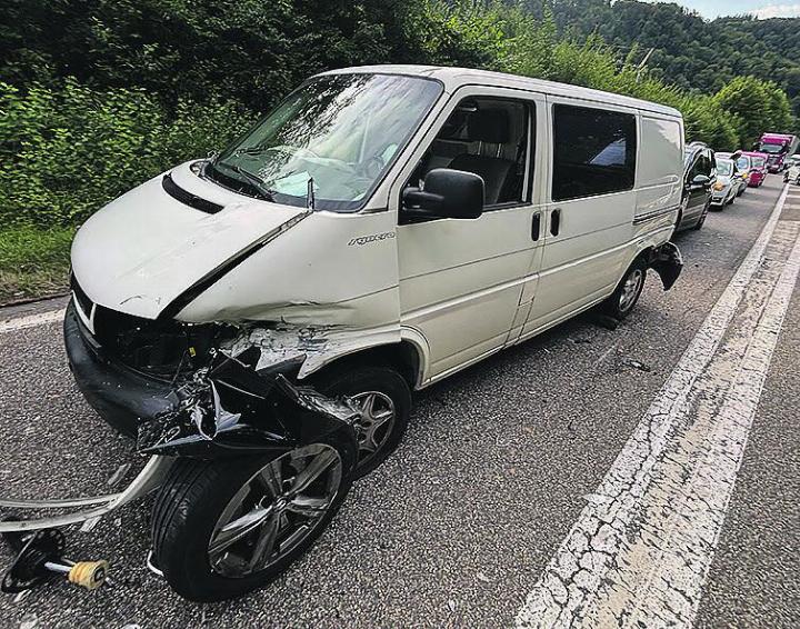 Das den Unfall zwischen Ueken und Frick verursachende Fahrzeug (rechts) erlitt Totalschaden.