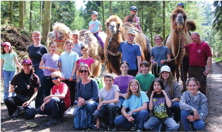 Einen Teil des Heimweges durften die Kinder auf Kamelen absolvieren. Foto: zVg