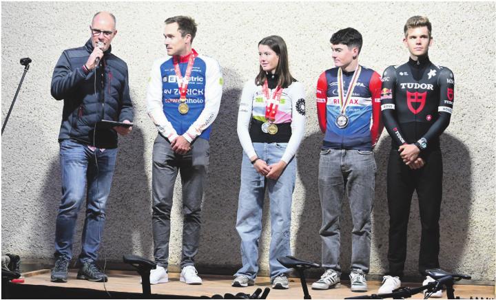 Lukas Zumsteg (von links) beim Interview mit Cyrill Steinacher, Lea Huber, Jan Huber und Fabian Weiss. Lukas Zumsteg (von links) beim Interview mit Cyrill Steinacher, Lea Huber, Jan Huber und Fabian Weiss.