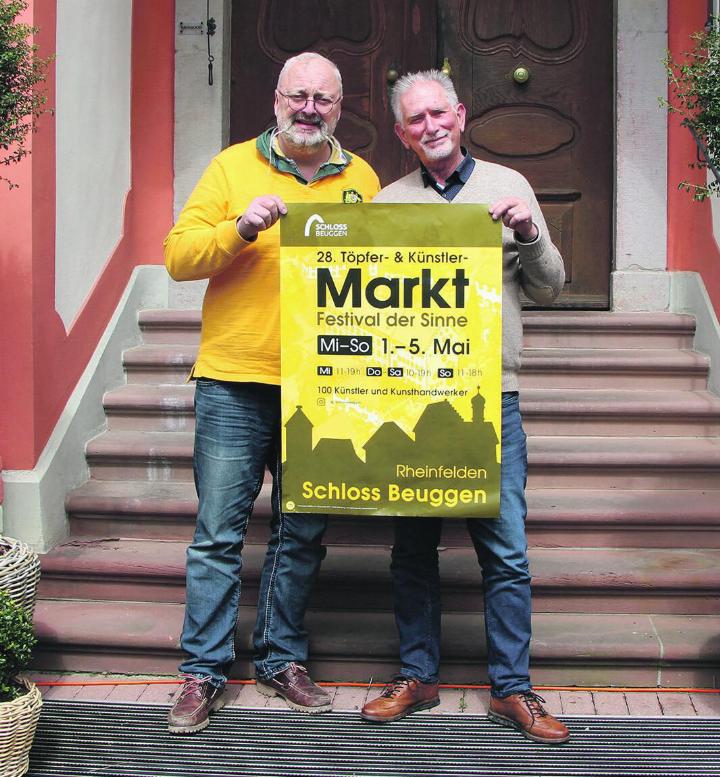 Da war die Welt auf Schloss Beuggen noch in Ordnung: «Schlossherr» Alexander Schwabe (links) und Jürgen Blank, Organisator des Töpfer- und Künstlermarktes, vor einem Jahr. Foto: Archiv NFZ