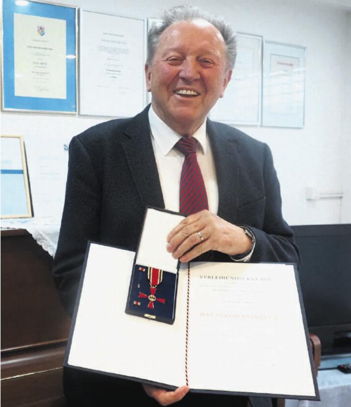Der Badisch Rheinfelder Lokalpolitiker Paul Renz ist stolz auf das Bundesverdienstkreuz: Es ist die Krönung von sechs Jahrzehnten ehrenamtlicher Engagements in Politik und Gesellschaft. Foto: Boris Burkhardt