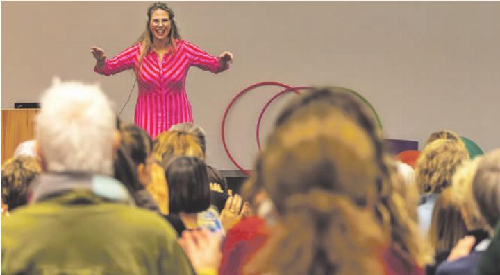 Manuela Adcock verstand es, die teilnehmenden Frauen mit viel Fachwissen aus der Hirnforschung und alltagsnahen Impulsen für mehr mentale Stärke, Leistungsfähigkeit und Lebensfreude zu begeistern.