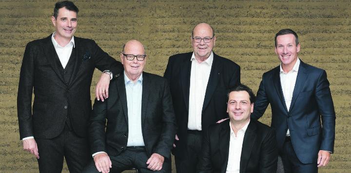 Verwaltungsrat und CEO der Erne-Gruppe; Daniel Erne (links, Verwaltungsratspräsident), Erich Erne, Rudolf Erne, Christoph Erne und Giuseppe Santagada (CEO). Foto: zVg