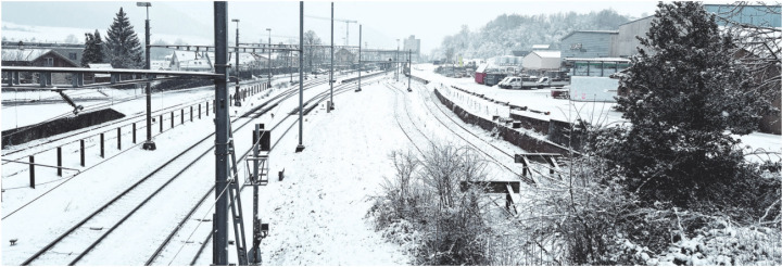 Auf der Nordseite des Fricker Bahnhofs (rechts der Gleise) wird die Tonwerke Keller AG auf ihrem Grundstück 56 bis 58 Abstellplätze erstellen und bewirtschaften. Foto: Simone Rufli