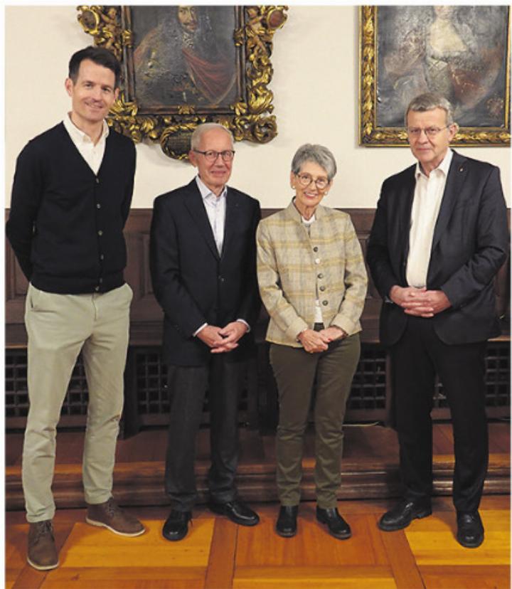 Es geht voran: Magnus Willers (v. l., J. Willers Engineering AG), Markus Klemm und Ursula Brun Klemm (Stiftung Roniger) sowie Stadtammann Franco Mazzi freuen sich Anfang Woche über die Rechtskraft des Gestaltungsplanes Roniger-Park. Foto: zVg