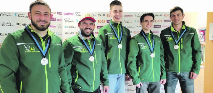 Vize-Aargauermeister mit dem Stgw 90 am Final der Aarg. Gruppenmeisterschaft (v.l.n.r.): Tobias Lüthi, Thiago Obrist, Luca Moser, Ramon Hutter und Marco Jappert. Foto: zVg
