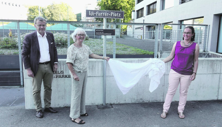 Enthüllt: Franco Mazzi, Romy Kaufmann (Mitte) und Anne Reich bei der Taufe. Fotos: Valentin Zumsteg