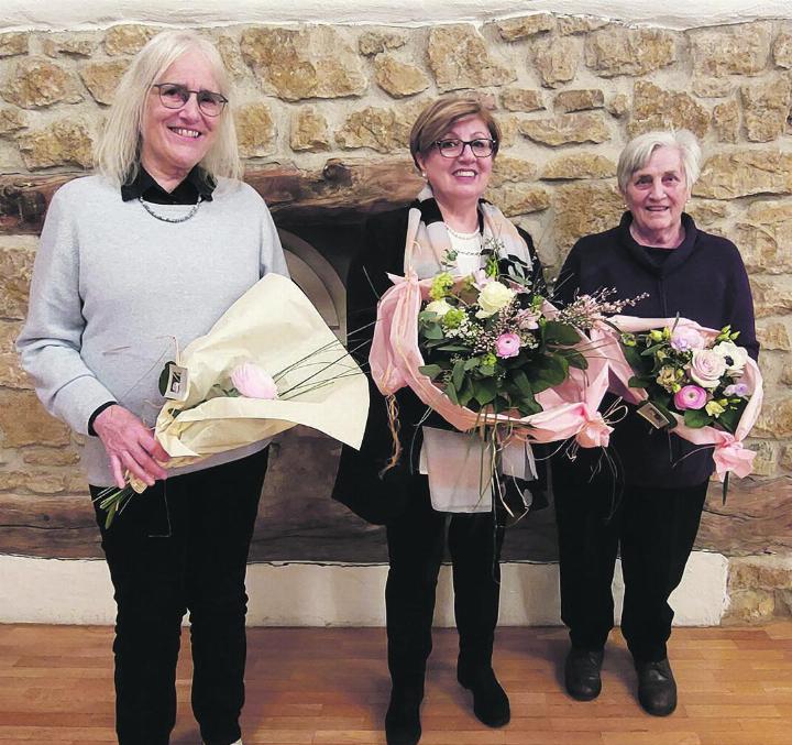 Neumitglied Charlotte Moor (links) Pasqualina Weiss und Pia Winter (rechts) genossen den Abend. Foto: zVg