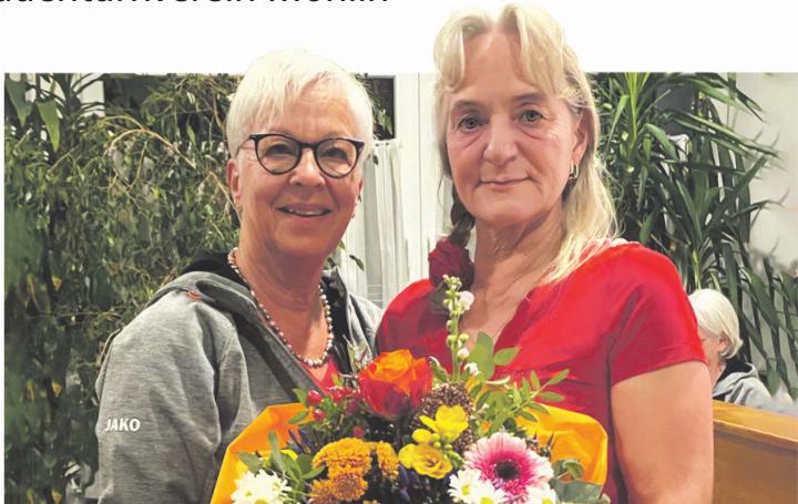 Barbara Waldmeier (links) und die geehrte Priska Scheuner. Foto: zVg