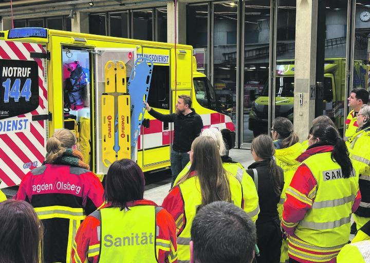 Das Rettungsfahrzeug des Gesundheitszentrums Fricktal stiess auf grosses Interesse. Foto: zVg