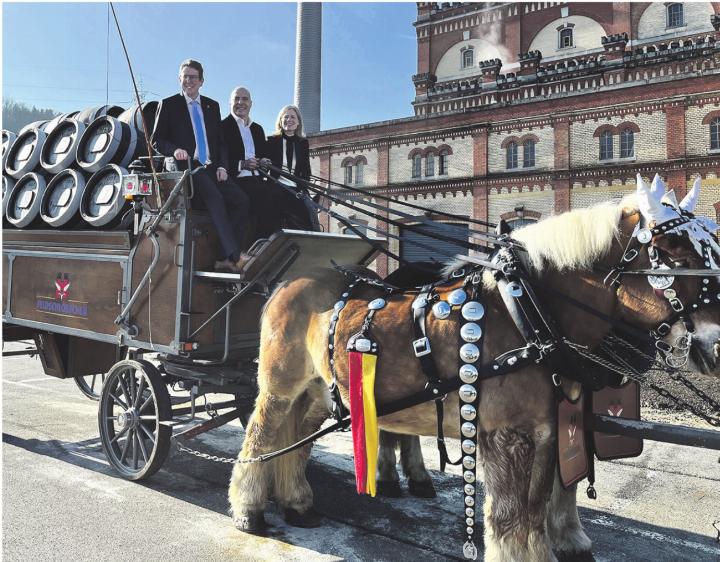 Hoch auf dem Feldschlösschen-Wagen: Bundesrat Albert Rösti (links) mit Thomas Amstutz und dessen Gattin Barbara. Foto: Valentin Zumsteg