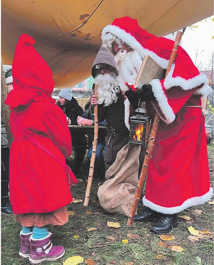 Ein Samichlaus und Schmutzli der Chlausengilde auf dem Rheinfelder Weihnachtsmarkt. Foto: zVg