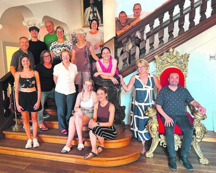 Die Theatercrew mit «King Lou» im Schloss Beuggen. Foto: zVg