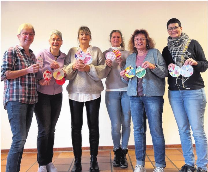 Diese Frauen aus Kaisten/Ittenthal und Sulz haben die Wunschkugeln fertig vorbereitet. Foto: zVg