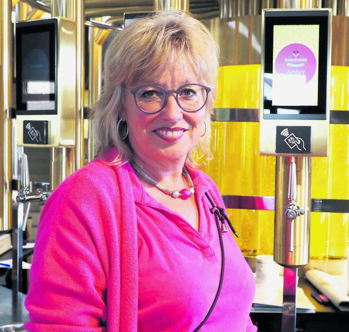 Als Biersommelière bei Feldschlösschen zapft Jenny Blatter den Gästen verschiedene Biere. Foto: Boris Burkhardt