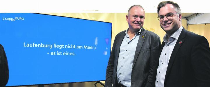 Am Stand der Stadt: Stadtammann Herbert Weiss mit seinem deutschen Amtskollegen Ulrich Krieger. Foto: Susanne Hörth