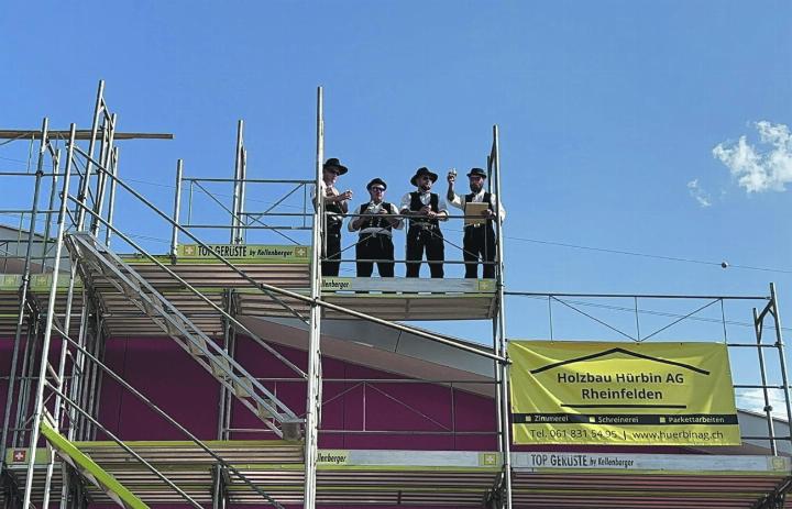 Vier Zimmermänner eröffneten das Fest mit dem traditionellen Richtspruch. Foto: zVg