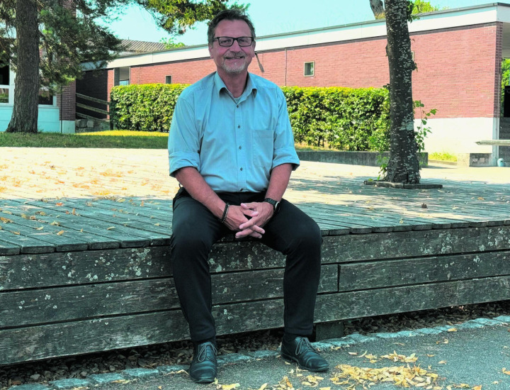 Lothar Kühne auf dem Schulhausplatz Ebnet. Foto: Susanne Hörth