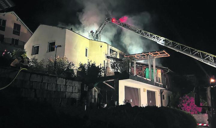 Trotz Grosseinsatzes der Feuerwehr griff das Feuer vom Holzschopf auf das benachbarte Wohngebäude über. Foto: zVg