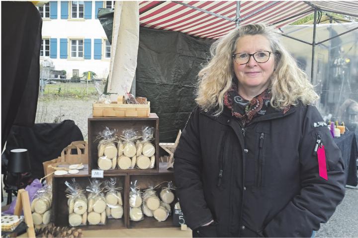 Sandra Wernli am Marktstand mit ihren Änisbrötli. Foto: Petra Schumacher Sandra Wernli am Marktstand mit ihren Änisbrötli. Foto: Petra Schumacher
