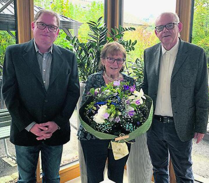 Die beiden Gemeinderäte Raphael Lemblé (links) und Stephan Wiestner überbrachten der Jubilarin die Glückwünsche der Gemeinde Kaisten. Foto: zVg