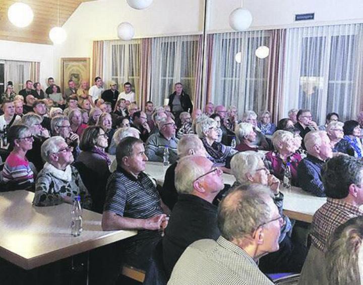 Gespannt lauscht das Publikum den Ausführungen. Foto: zVg