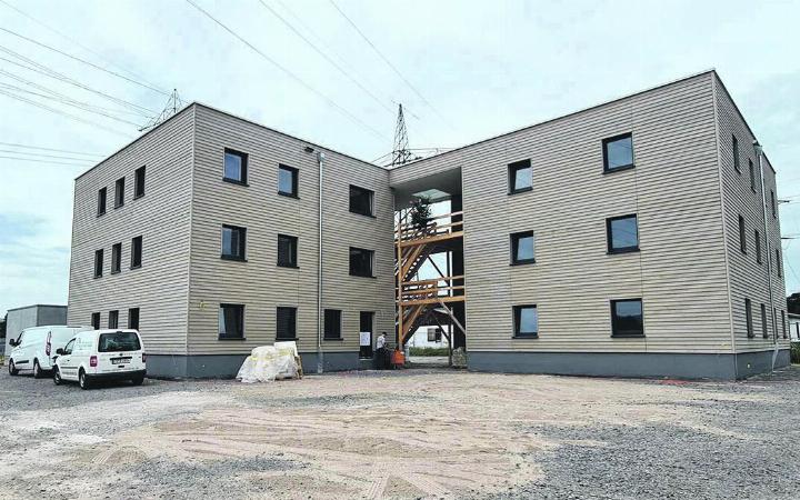 Die neuen Gebäude der Flüchtlingsunterkunft werden aus Holz gebaut; zwei sind bereits fertig. Foto: zvg Landkreis Lörrach