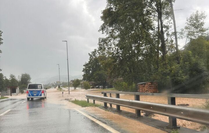 Der über die Ufer getretene Effingerbach im Bereich der Abzweigung zum Schulheim Effingen. Foto: zVg Der über die Ufer getretene Effingerbach im Bereich der Abzweigung zum Schulheim Effingen. Foto: zVg