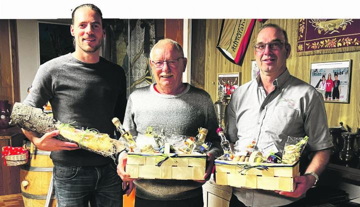 Die Sieger der Gesamtwertung über 300 Meter: Rainer Büchele (4. Rang), Gerhard Ehresheim (Sieger), Hanspeter Schraner (2. Rang). Foto: zVg