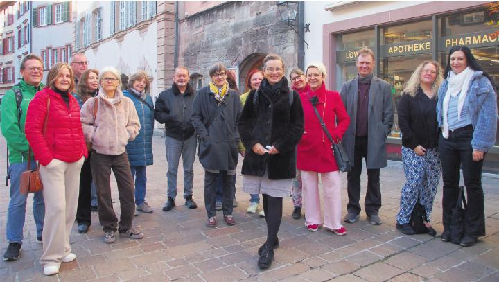 Gemeinsam miteinander: Unter der Regie von Jana Schadt (Mitte) hat sich eine Gruppe von Frauen und Männern gefunden, die viel zusammen unternehmen. Foto: Petra Wunderle Gemeinsam miteinander: Unter der Regie von Jana Schadt (Mitte) hat sich eine Gruppe von Frauen und Männern gefunden, die viel zusammen unternehmen. Foto: Petra Wunderle