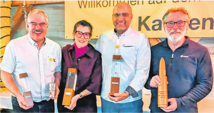 Die glücklichen Gewinner mit ihren Trophäen (von links): Adrian Mahrer, Yvonne Csitei, Alexander Buttazzo und John Warpelin. Foto: zVg Die glücklichen Gewinner mit ihren Trophäen (von links): Adrian Mahrer, Yvonne Csitei, Alexander Buttazzo und John Warpelin. Foto: zVg