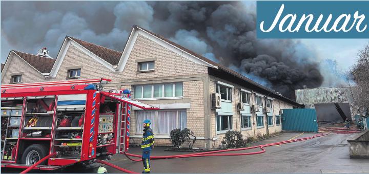 GROSSBRAND BEI THOMMEN AG Bei der Recyclingfirma Thommen AG in Kaiseraugst ist ein Grossbrand ausgebrochen. Feuerwehren aus der ganzen Region standen im Einsatz. Ein Metallteil ist bei einer Explosion über 200 Meter weit geschleudert worden und hat das Dach eines Wohn- und Gewerbehauses beschädigt. Wie durch ein Wunder wurde niemand verletzt.