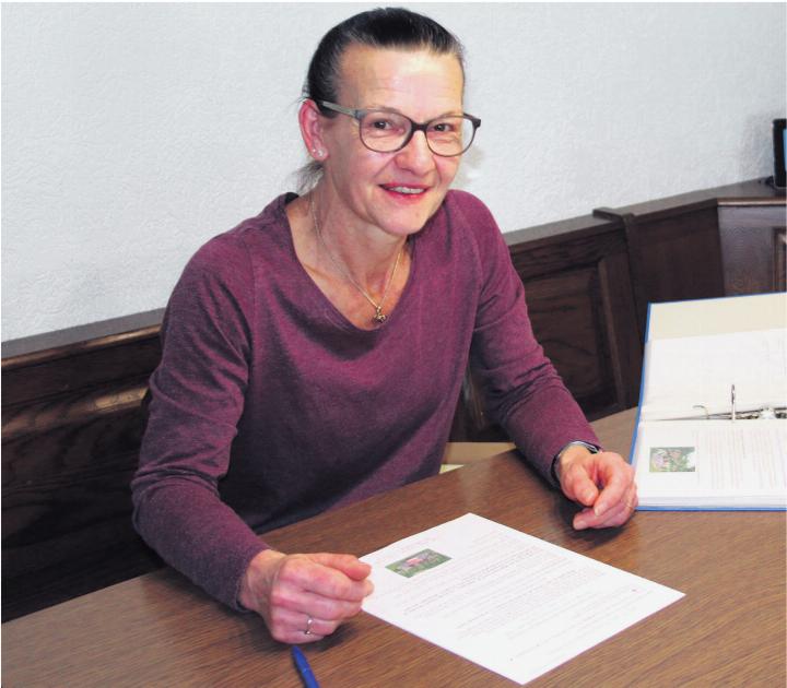 Brigitt Mangold dokumentiert alles, was mit dem Sammeln zu tun hat. Foto: Hans Zemp