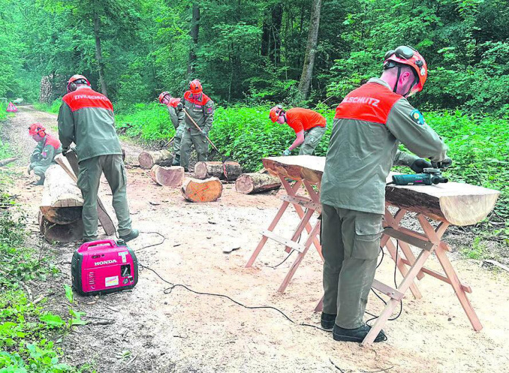 Neue Ruhebänklis werden hergestellt. Foto: zVg