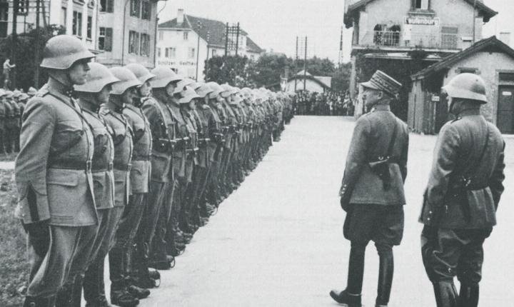 General Henri Guisan 1942 auf Truppenbesuch in Laufenburg. Aus: Stadtgeschichte Laufenburg 1986. Fotos: zVg