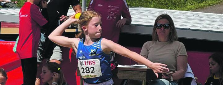 Ballwerferin Nora Häberling am «UBS Kids Cup». Foto: zVg