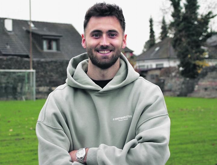 Wo alles begann: Dominik Schmid auf dem «Schueli» vor der Kastellmauer in Kaiseraugst Dorf. Foto: Catherine Hossli