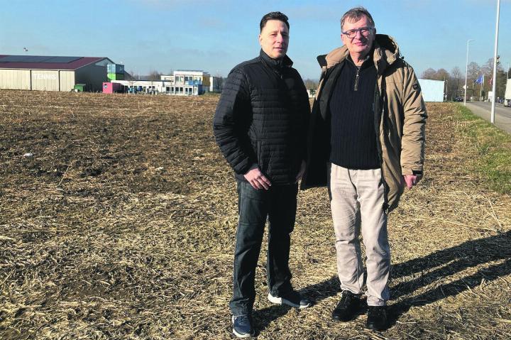 Simon Mahrer (Präsident TV Möhlin, rechts) und Zoltan Majeri, Cheftrainer der NLB-Mannschaft: Auf der Fläche hinter ihnen ist die Handball-Arena geplant, angrenzend an Bocciahalle und Beachvolleyballfeld. Links hinten befindet sich die Tennishalle des TC Möhlin. Foto: Ronny Wittenwiler