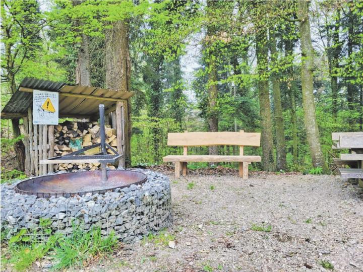 Die Feuerstelle Heimleten mit dem neuen Bänkli ist bereit für den nächsten Grillplausch. Foto: zVg