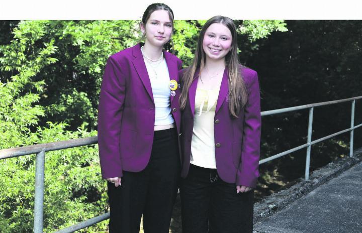 Leana Sterthaus (links) und Paulina Köhler stehen kurz vor ihrem Austauschjahr nach Argentinien, respektive Kalifornien. Foto: Janine Tschopp