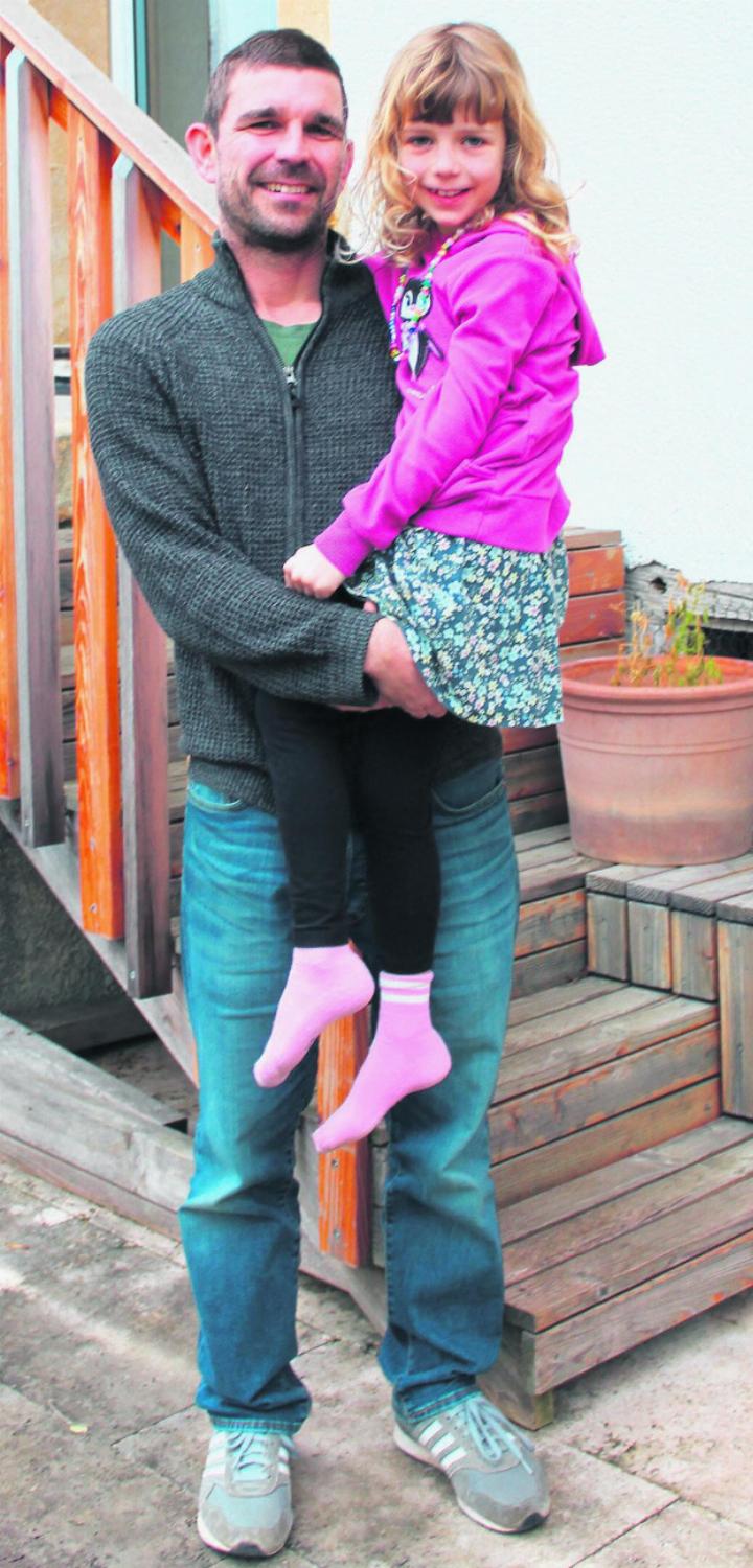 Hans Emmenegger mit Tochter Emma. Schwester Wanda wollte lieber beim Fotografieren zusehen, als fotografiert zu werden. Foto: Karin Pfister