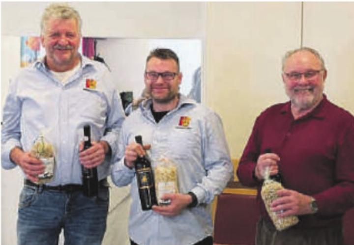 Geehrt für fleissigen Probenbesuch: Daniel Elmiger, Leo Amrein und Pascal Anliker. Foto: zVg